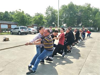 勞動(dòng)最美、團(tuán)結(jié)拼搏”拔河比賽