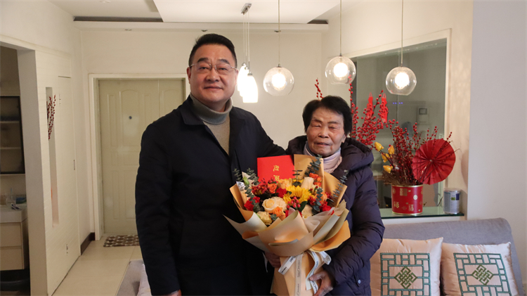 集團公司領(lǐng)導(dǎo)看望慰問老同志